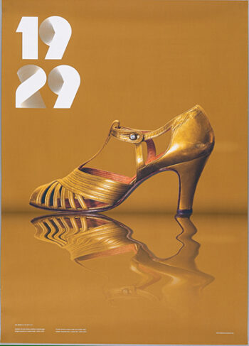 Näituse Moejoon pidulik rõivamood 1920-1930” plakat. Plakatil kuldsed värvitud nahast pidulikud naistekingad Ajaloomuuseumi kogust. Ajaloomuuseum 2018