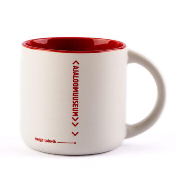 Kruus Ajaloomuuseum. Keraamilise kruusi välispind on valge ja sisu punase glasuuriga. Kõrgus 9 cm ja läbimõõt 9 cm.