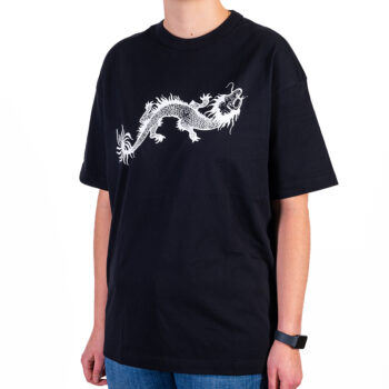 T- särk draakoniga naiste