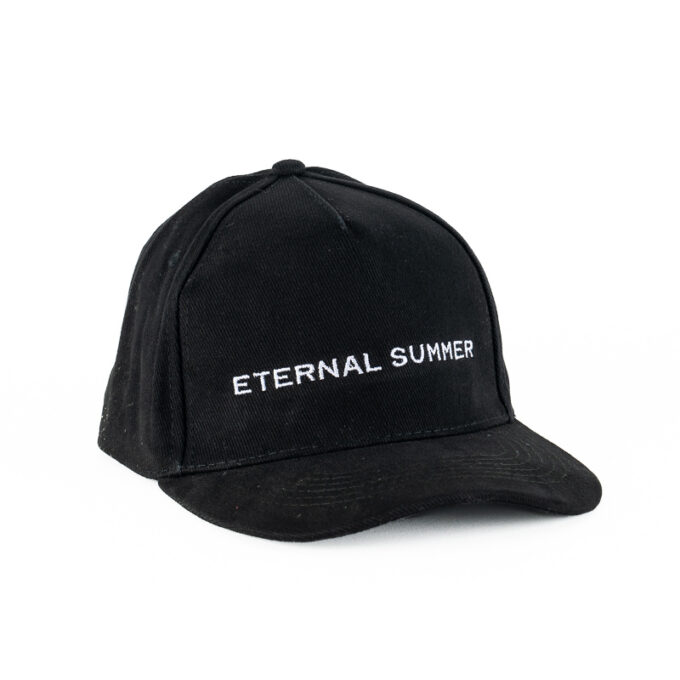 musta värvi nokamüts kirjaga "Eternal summer"